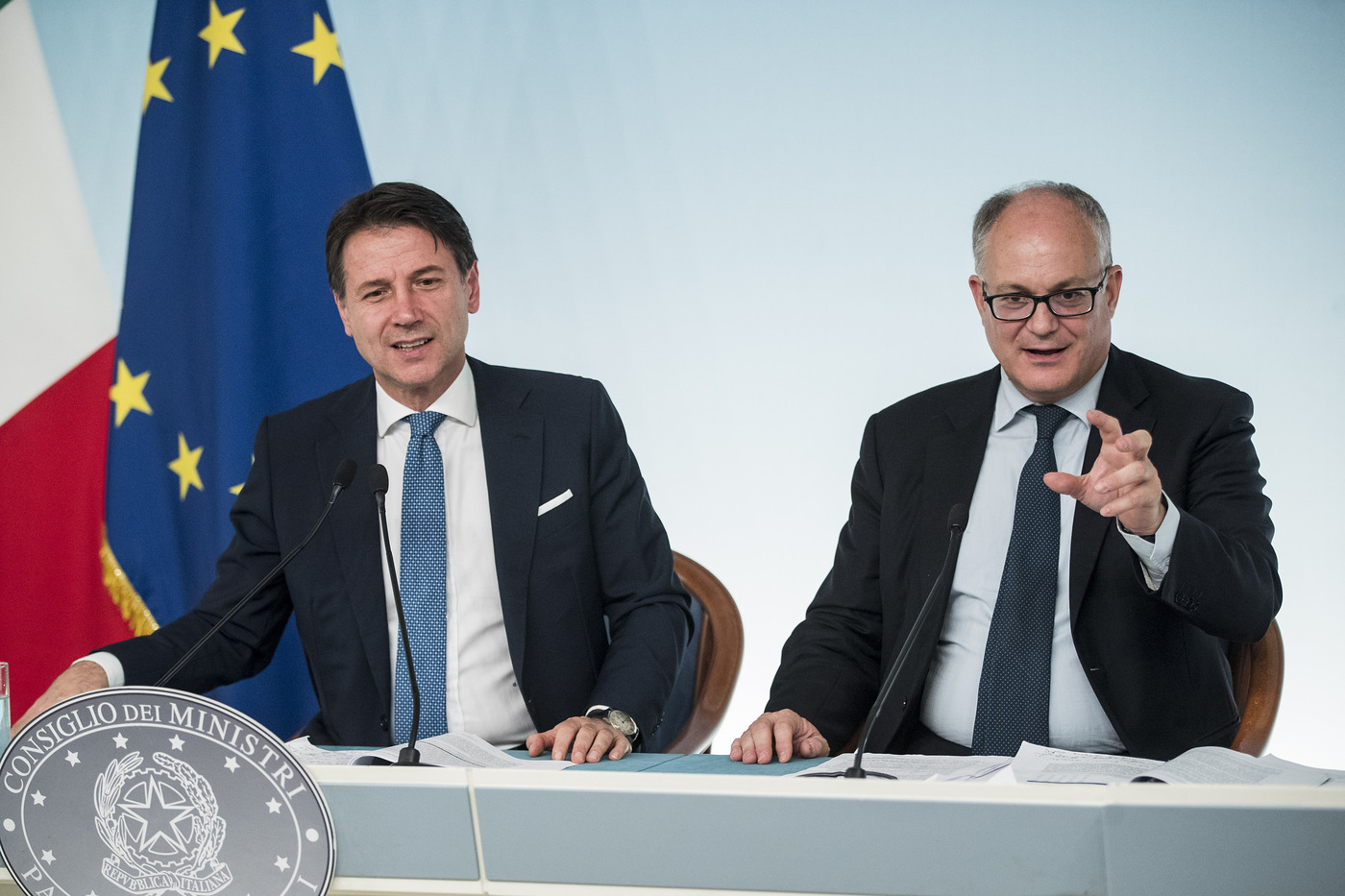 Nadef ‘presenta’ manovra espansiva: niente aumento Iva e impegno taglio debito. E Gualtieri lancia green bond