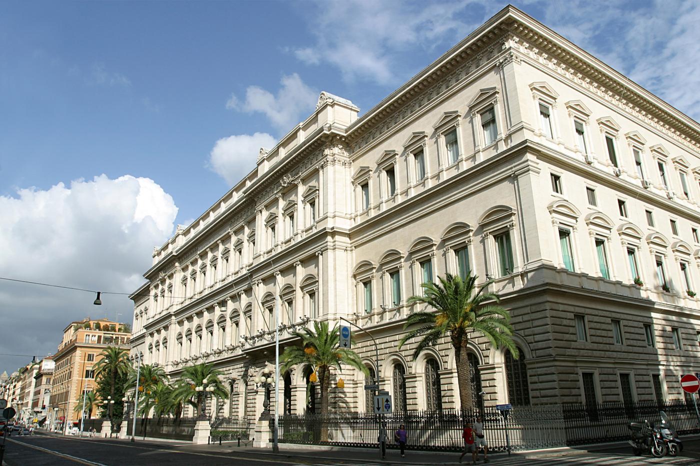 Debito pubblico alle stelle: a febbraio tocca 2.643,8 mld. Unc: superata soglia record di 100mila euro a famiglia   