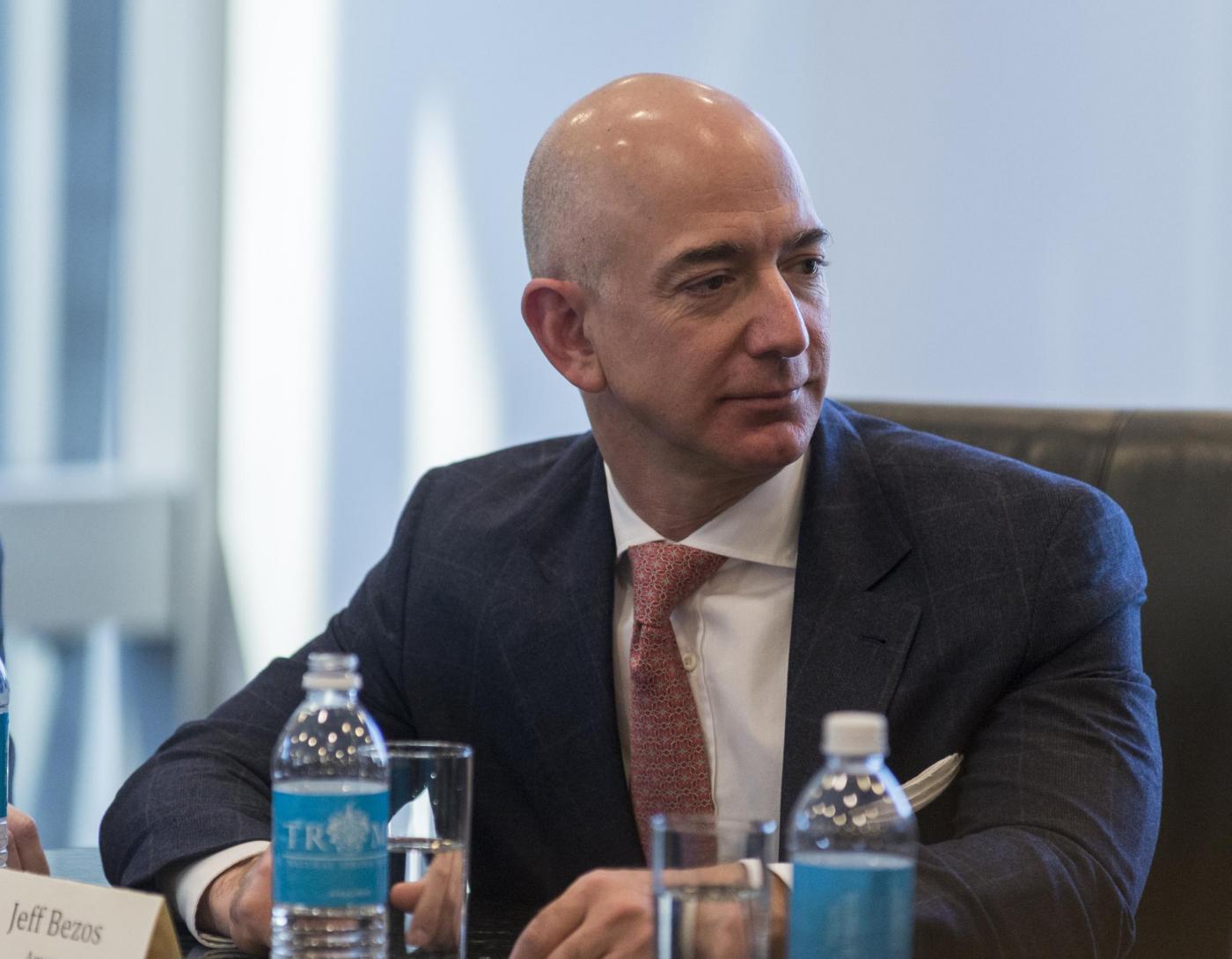 Amazon e il caso Jeff Bezos: dovrebbe spendere $28 milioni al giorno per evitare di arricchirsi