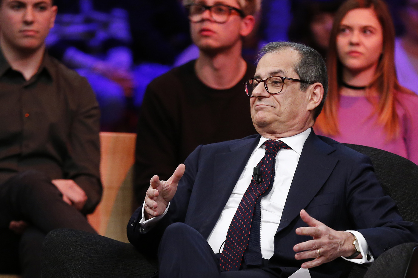 Tria-Conte: no patrimoniale e manovra bis. Ministro: ‘critici godono per cattive notizie come tricoteuses a ghigliottina’