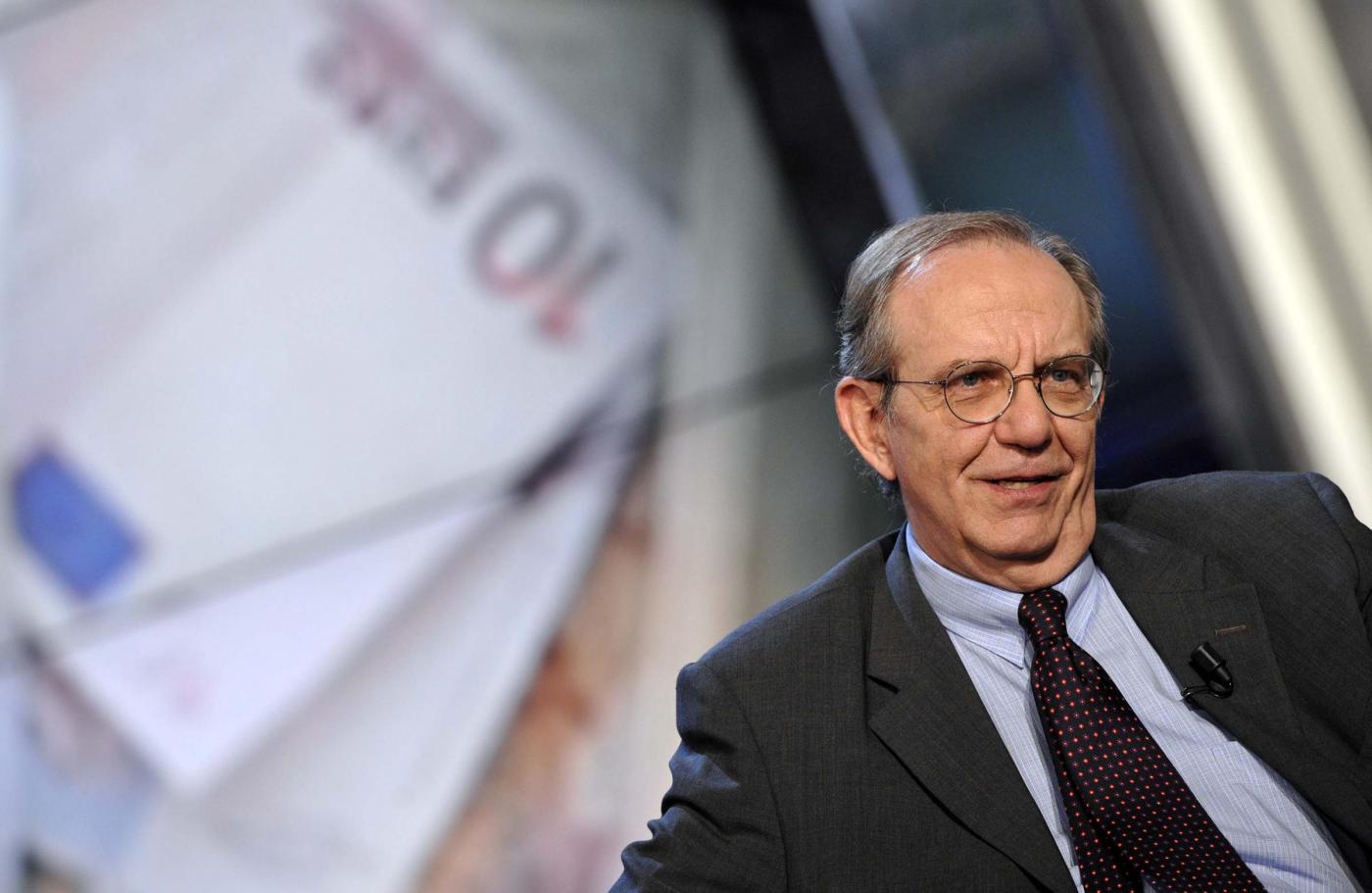 Allarme Padoan: la flat tax metterebbe a rischio i conti pubblici