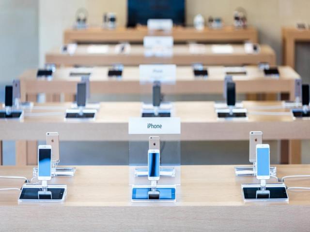 Apple macina utili grazie ai prezzi (più alti) dell’iPhone, verso 1.000 miliardi di valore in Borsa