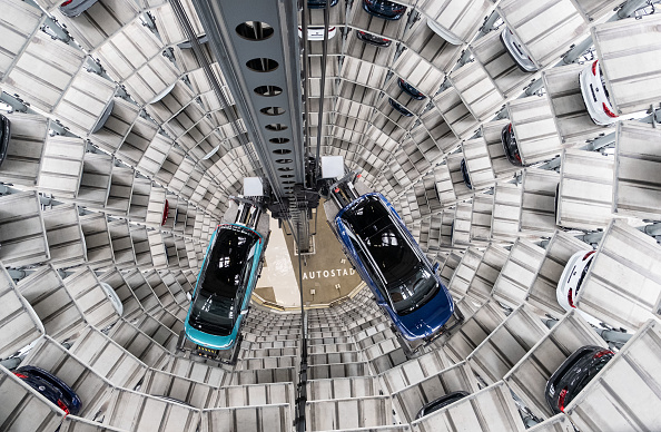 Volkswagen avanti tutta sull’elettrico, sfida a Tesla sulle batterie per tagliare costi auto EV