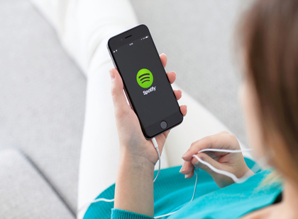 Spotify: tra la trimestrale e le critiche al podcast no-vax soffre in Borsa