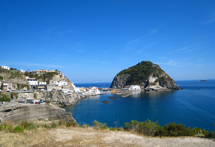 Vacanze 2019: Ischia è la più cara ad agosto, ecco quanto costa affittare un appartamento   
