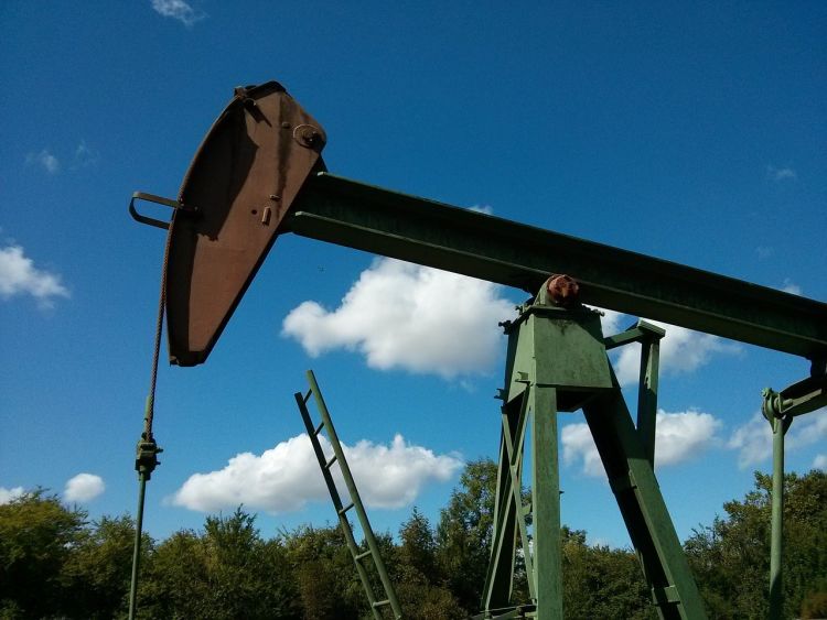 Petrolio in rally nel giorno dell’Opec +, superata quota $70. C’è chi vede già prezzi a $100