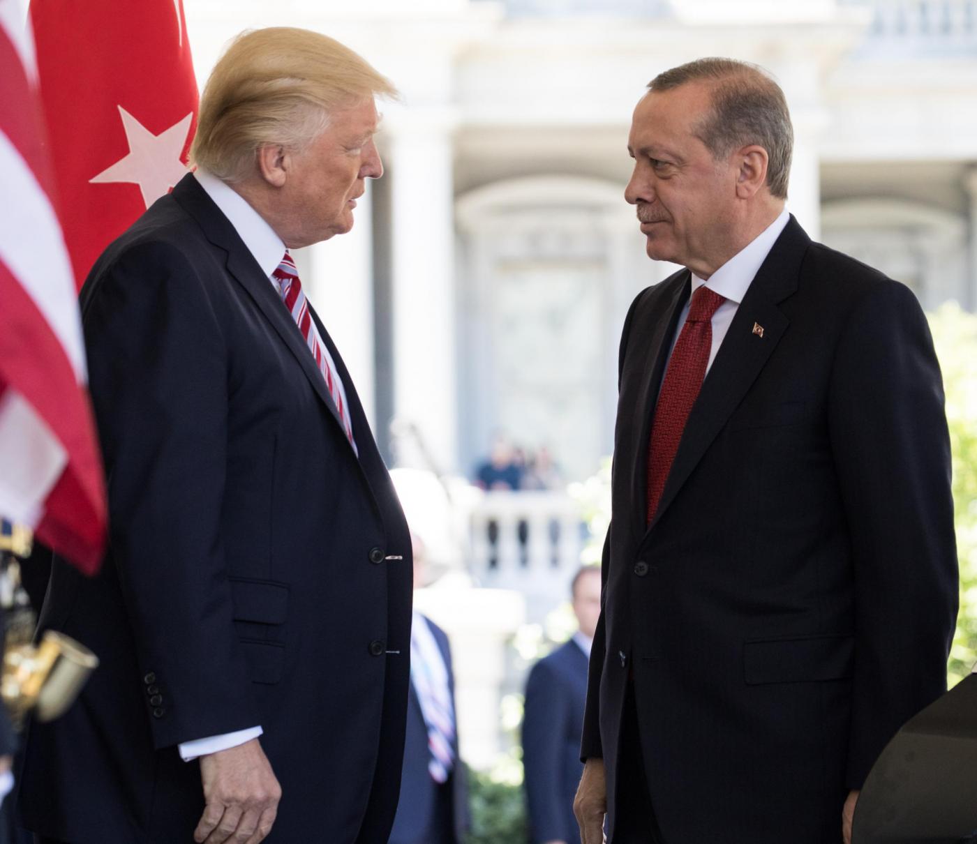 Crisi Turchia, Erdogan: boicotteremo prodotti Usa tra cui iPhone. ‘Uniti contro dollaro, forex, inflazione e tassi di interesse’
