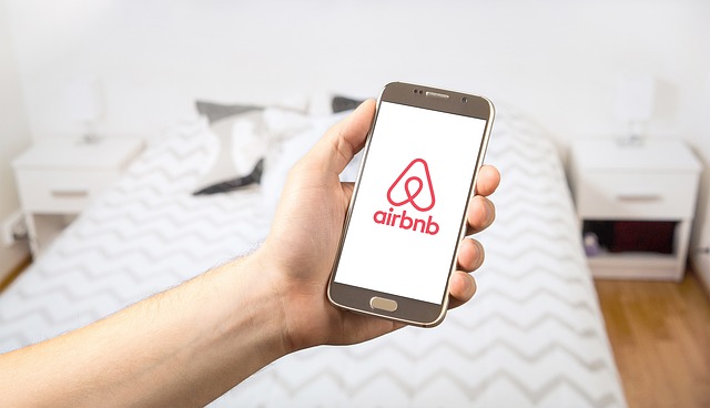 Airbnb debutta in Borsa e fa il botto: vincente la risposta alla crisi Covid-19