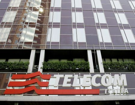 TIM, sindacati in presidio al Mise: timori per 20mila esuberi