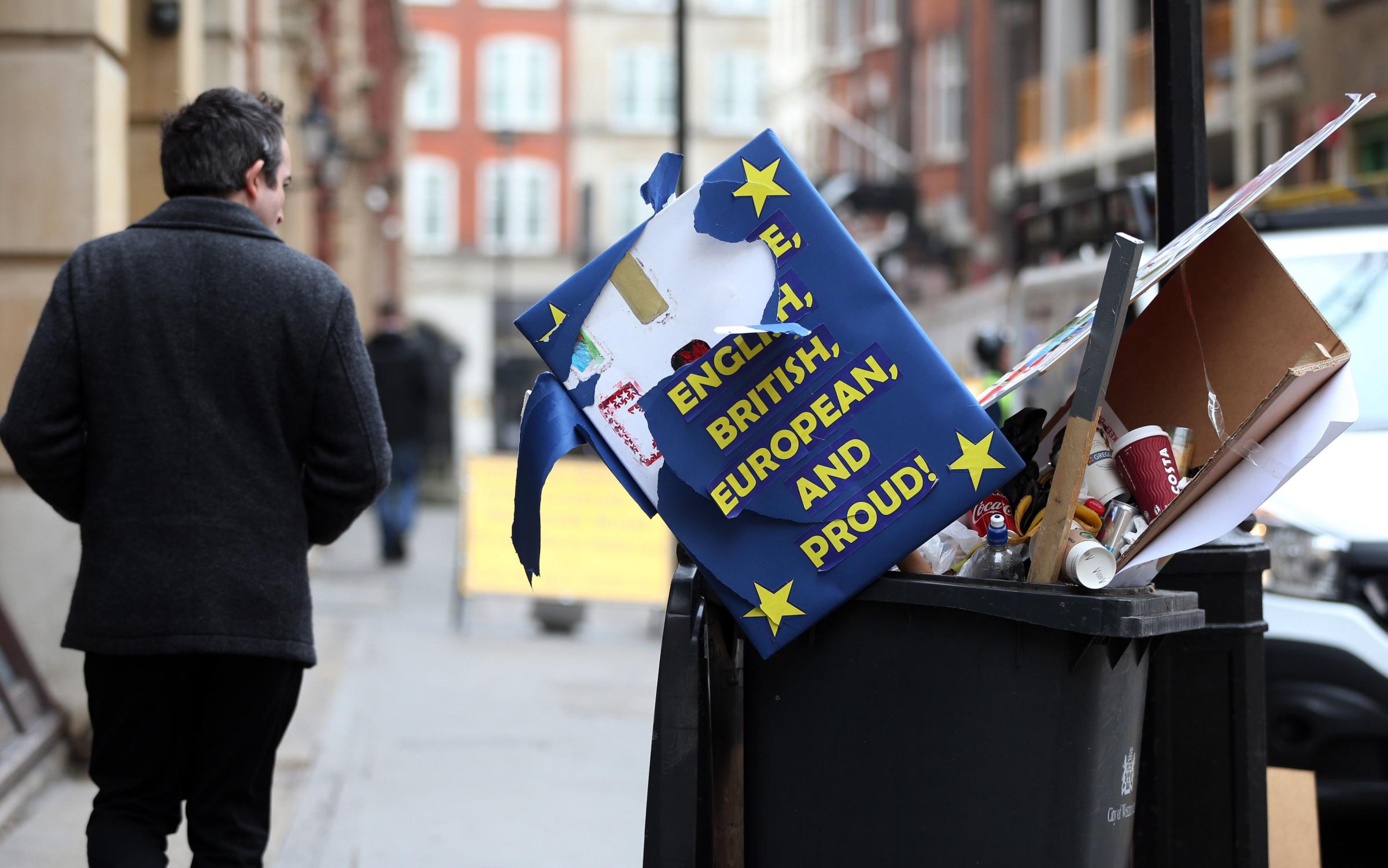 Brexit: azzerate le norme Ue. Mentre in UK è alert inflazione (e consumi): sterlina-dollaro a record un anno