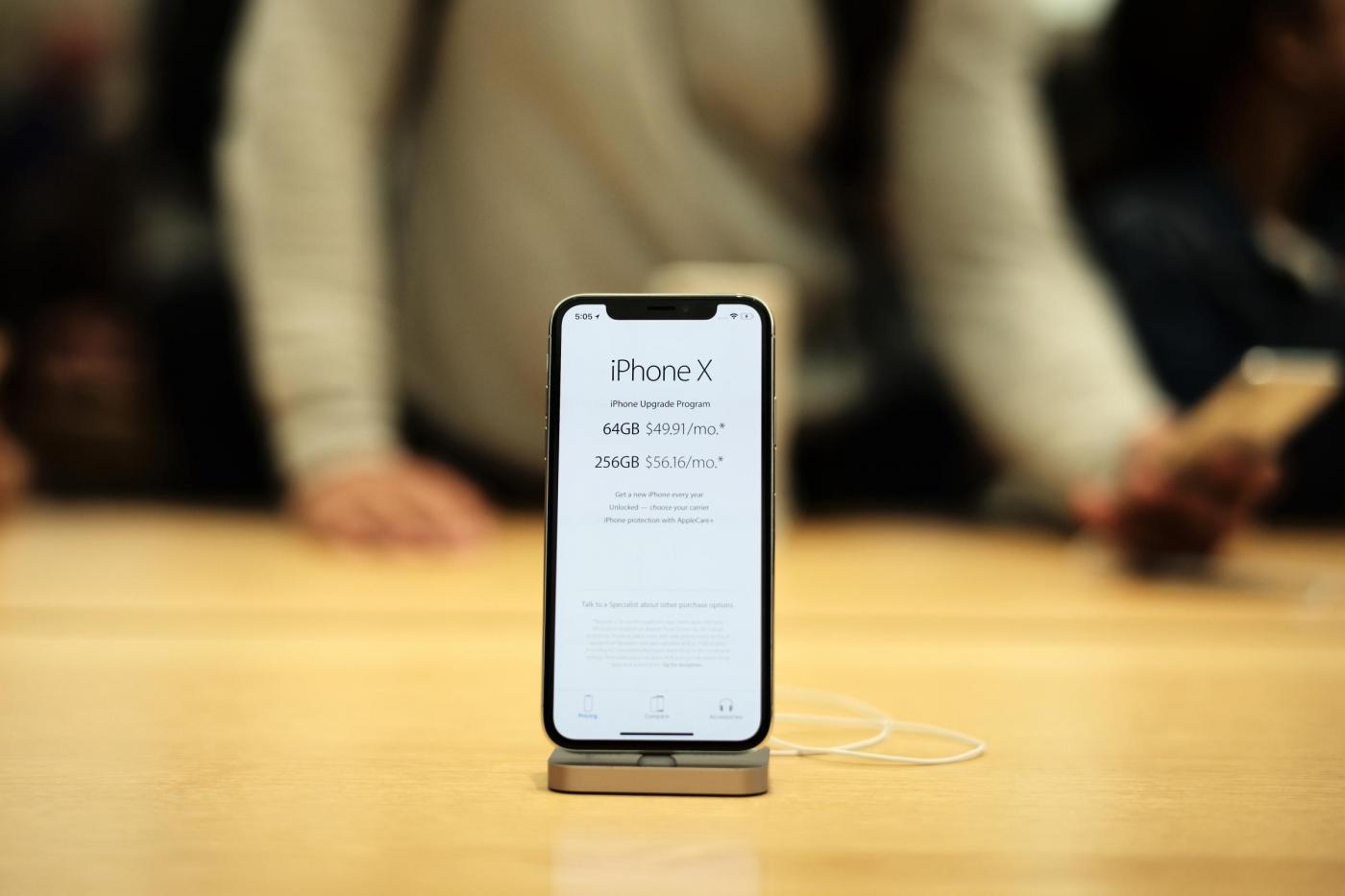 Apple sta perdendo la scommessa iPhone X? Prezzo proibitivo, analisti tagliano stime sulle vendite