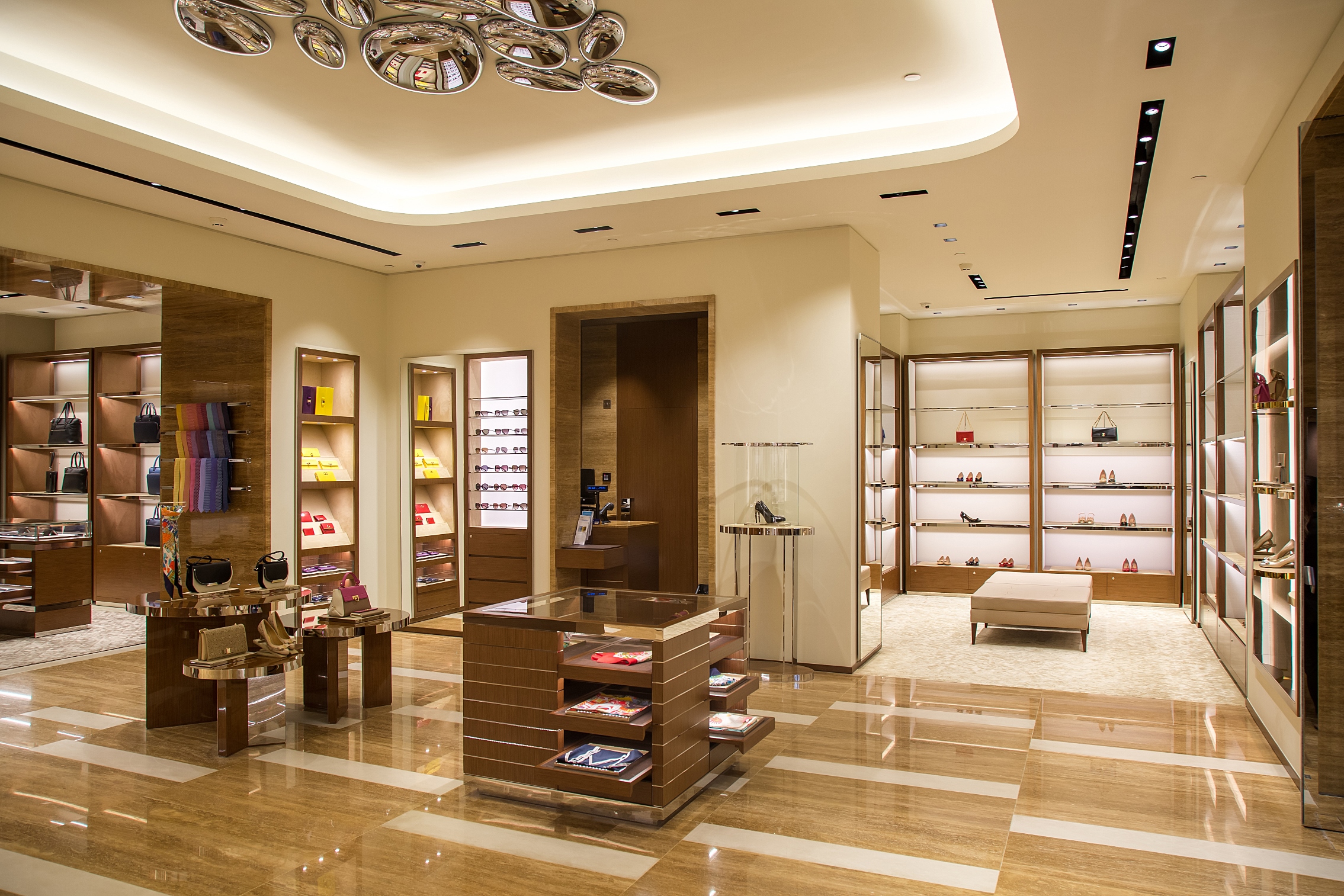 Ferragamo paga scotto Hong Kong, ma titolo corre dopo conti 2019. Ricavi record per Lvmh