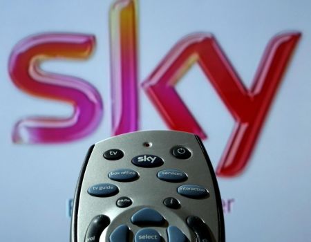 Sky Italia: al via la riorganizzazione, effetto Serie A a Dazn. Firmato accordo per lavoro da remoto e isopensione