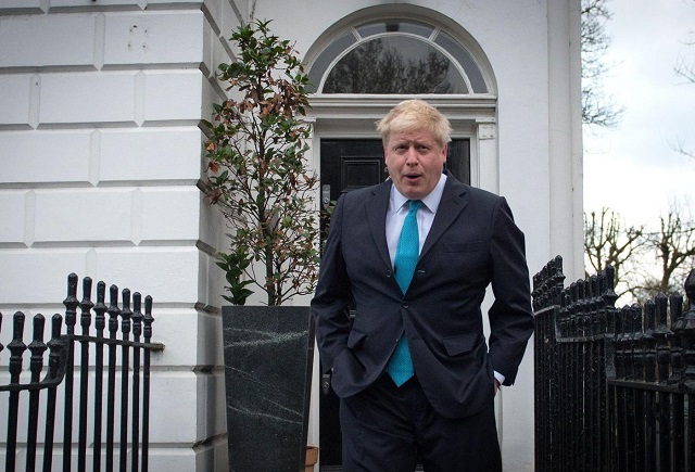 Paura Brexit: Johnson tra diktat e ottimismo, ma i britannici fanno scorte di cibo e medicine