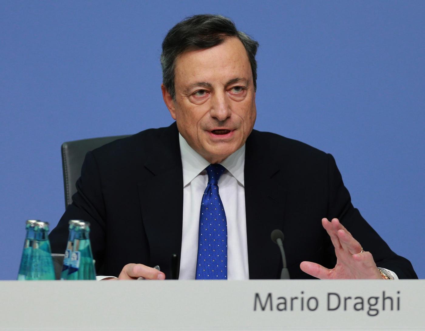 Draghi vede nero per l’economia UE e avvisa l’Italia su rispetto impegni