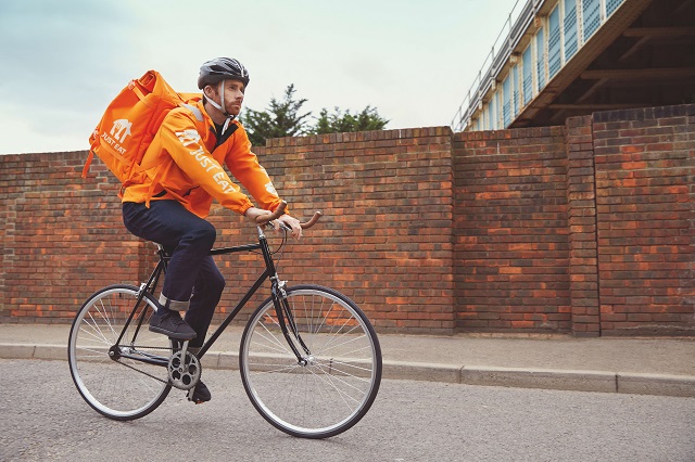 Svolta per i rider di Just Eat: dal 2021 saranno assunti e niente più paga legata a consegne