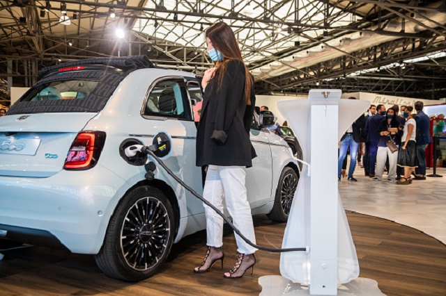 Invasione auto elettriche: lo scenario al 2040 e i motivi che spingono verso il dominio EV