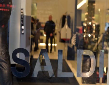 Saldi invernali 2018 al via, budget di spesa tra i 150 e i 200 euro. Come evitare truffe e fregature