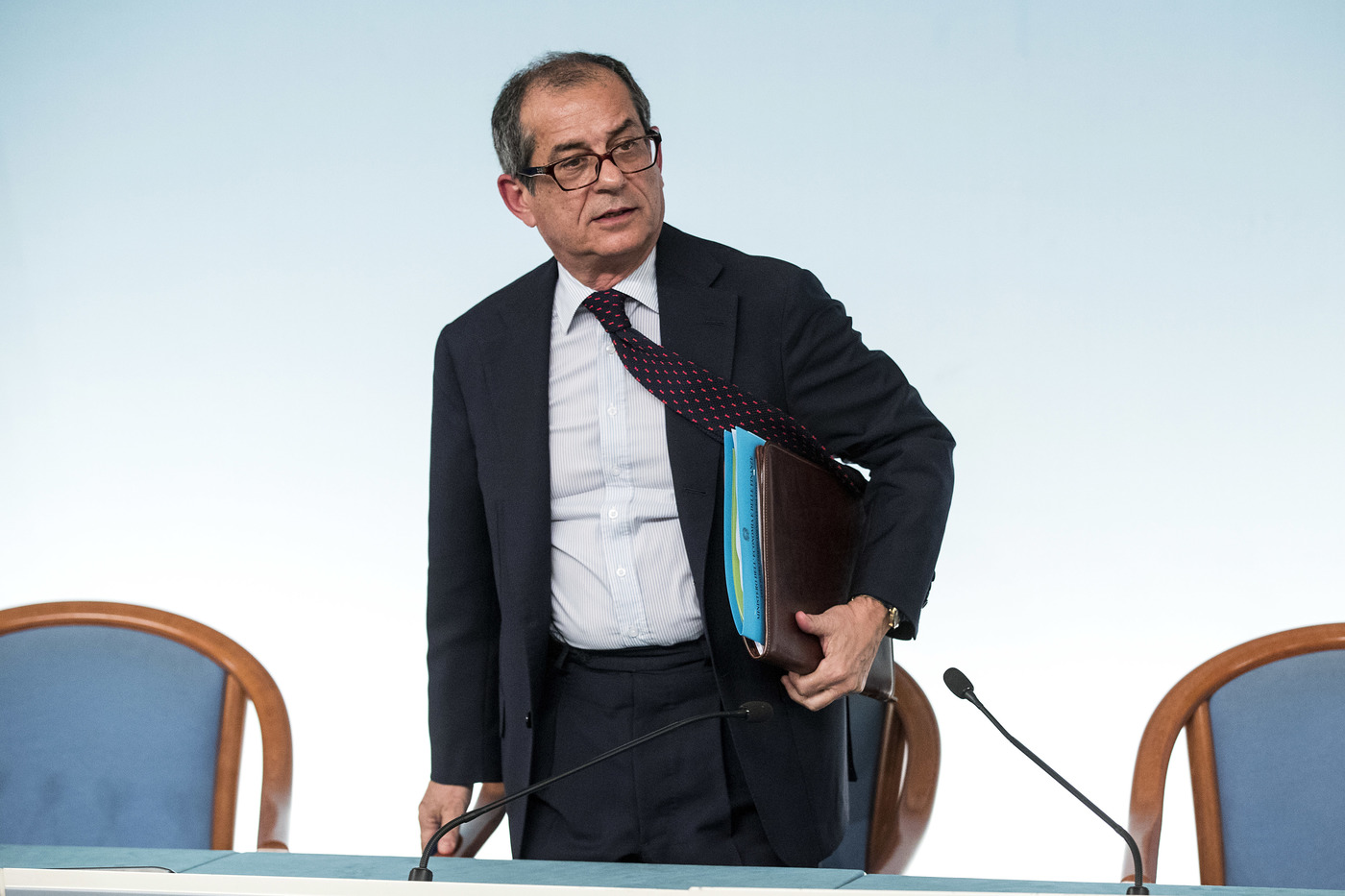 Tria difende la Manovra, ma porterà ad aumento pressione fiscale già dal 2019