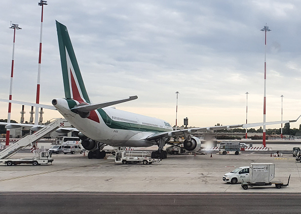 Manovra, plastic tax rinviata e dimezzata. E Patuanelli sogna nuova Iri per Alitalia e Ilva