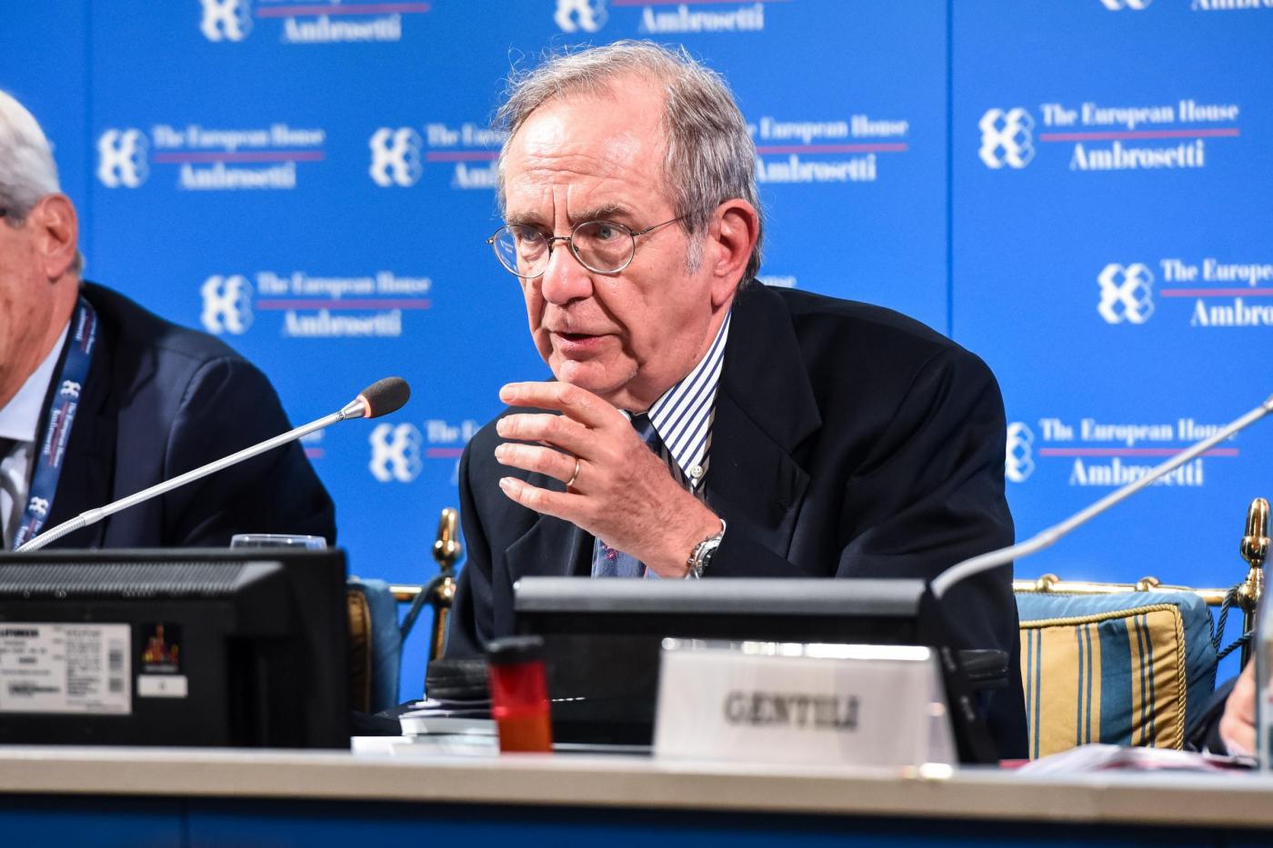 Padoan: banche italiane a punto di svolta. Attenzione rimane su NPL, mentre Mef studia bond a hoc per bail-in