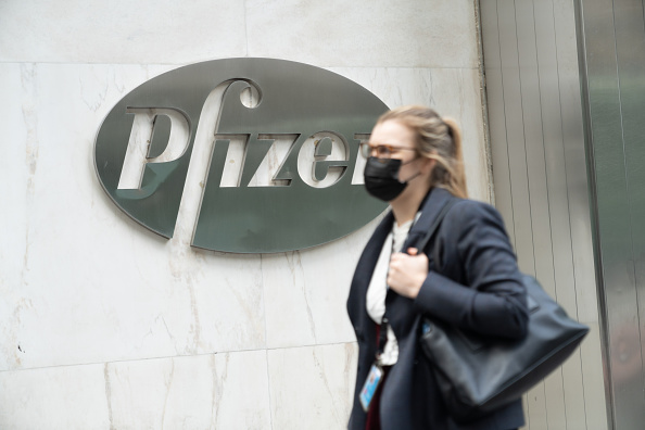 Pfizer annuncia efficacia della sua pillola Covid: riduce ricoveri e morti dell’89%