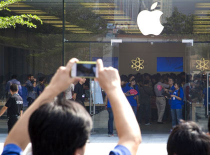 Apple, valore mercato record oltre $900 miliardi. Colosso guarda oltre l’iPhone, prossima scommessa è realtà aumentata