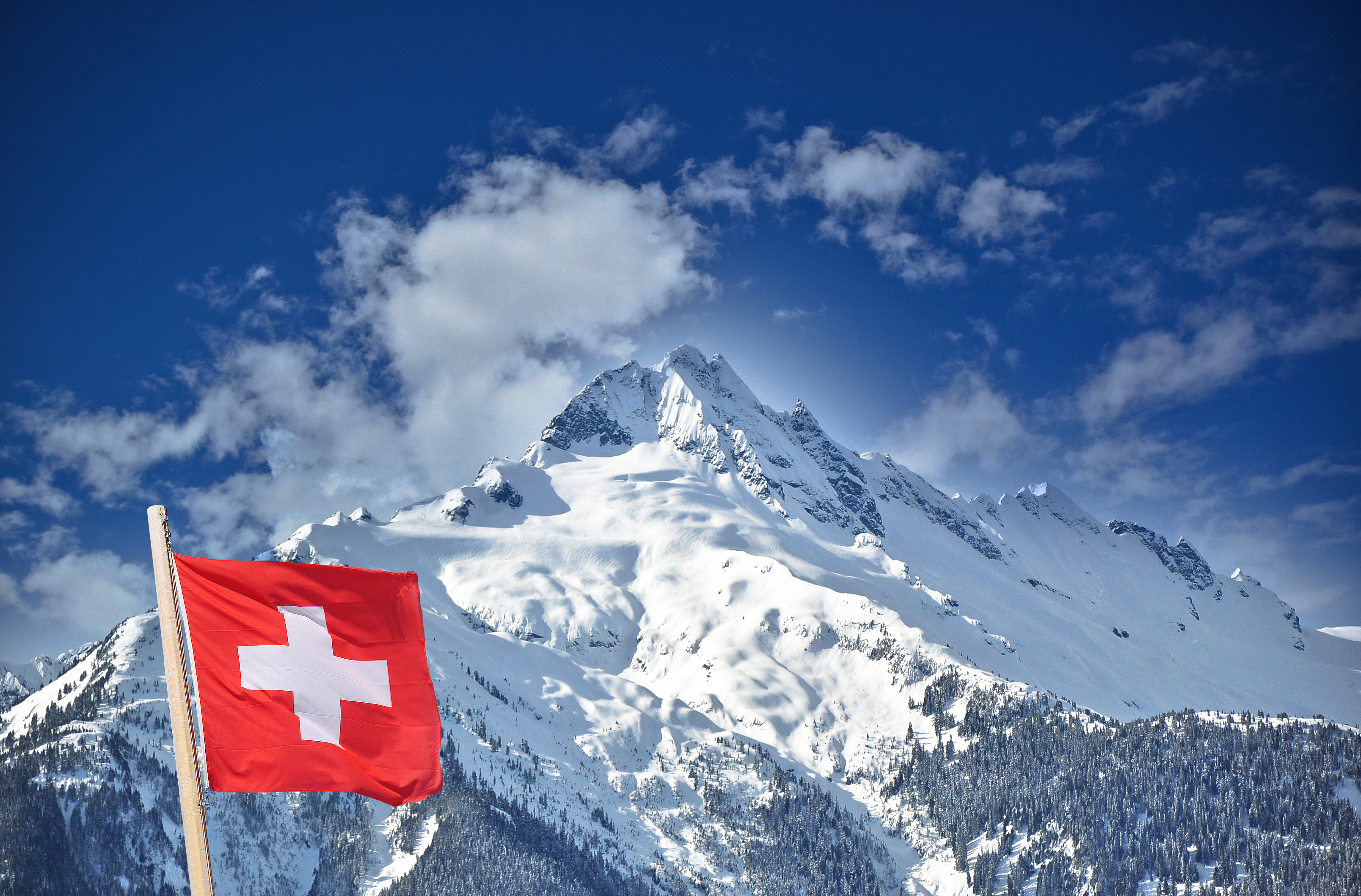 Oggi giorno X per manovra. Italiani spaventati, temono prelievo forzoso su conti correnti e scappano in Svizzera