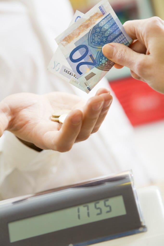 Covid e banconote: 9 mln di italiani pronti ad abbandonarle. Cashback e lotteria degli scontrini favoriscono passaggio a carte