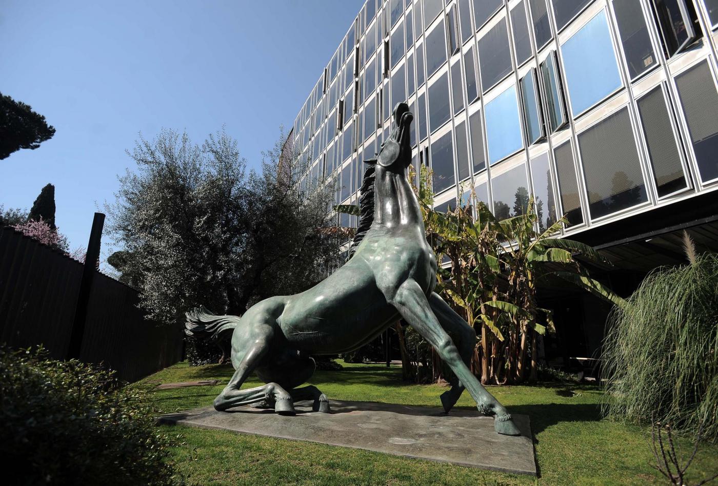 Canone Rai addio, la proposta di Paragone (M5S) spacca il governo