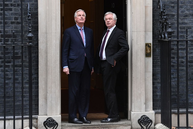 Brexit, Barnier (UE) attacca Londra: transizione soft non è scontata