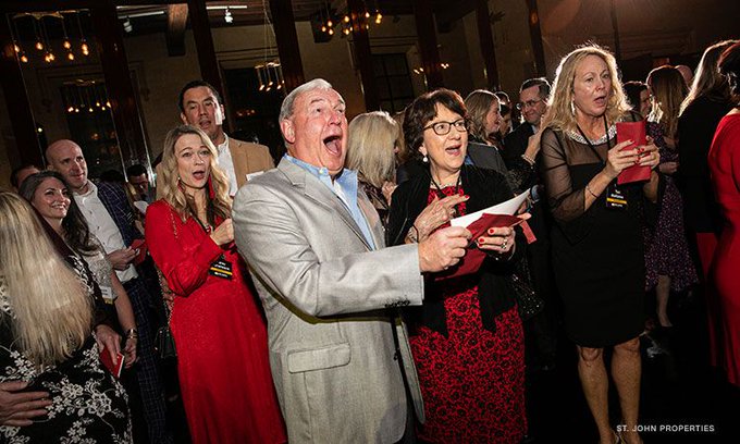 L’America dei sogni: azienda sorprende dipendenti nel party di Natale con $10 milioni di bonus