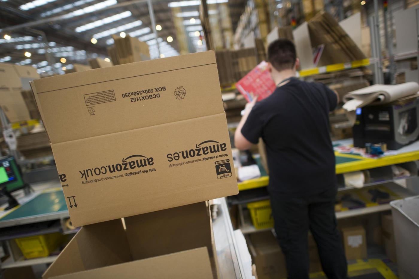 Amazon alza lo stipendio e apre a nuove assunzioni, è boom ecommerce ai tempi del coronavirus