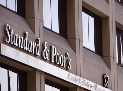 S&P taglia outlook sull’Italia, ma il rating è salvo. Cresce paura per debito e banche