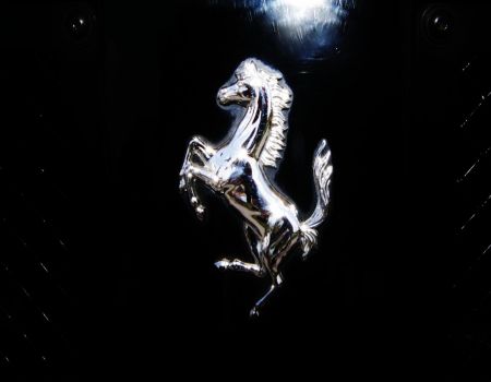 Ferrari incoronato ancora come il marchio più forte. Amazon da record: brand vale oltre 200 mld   