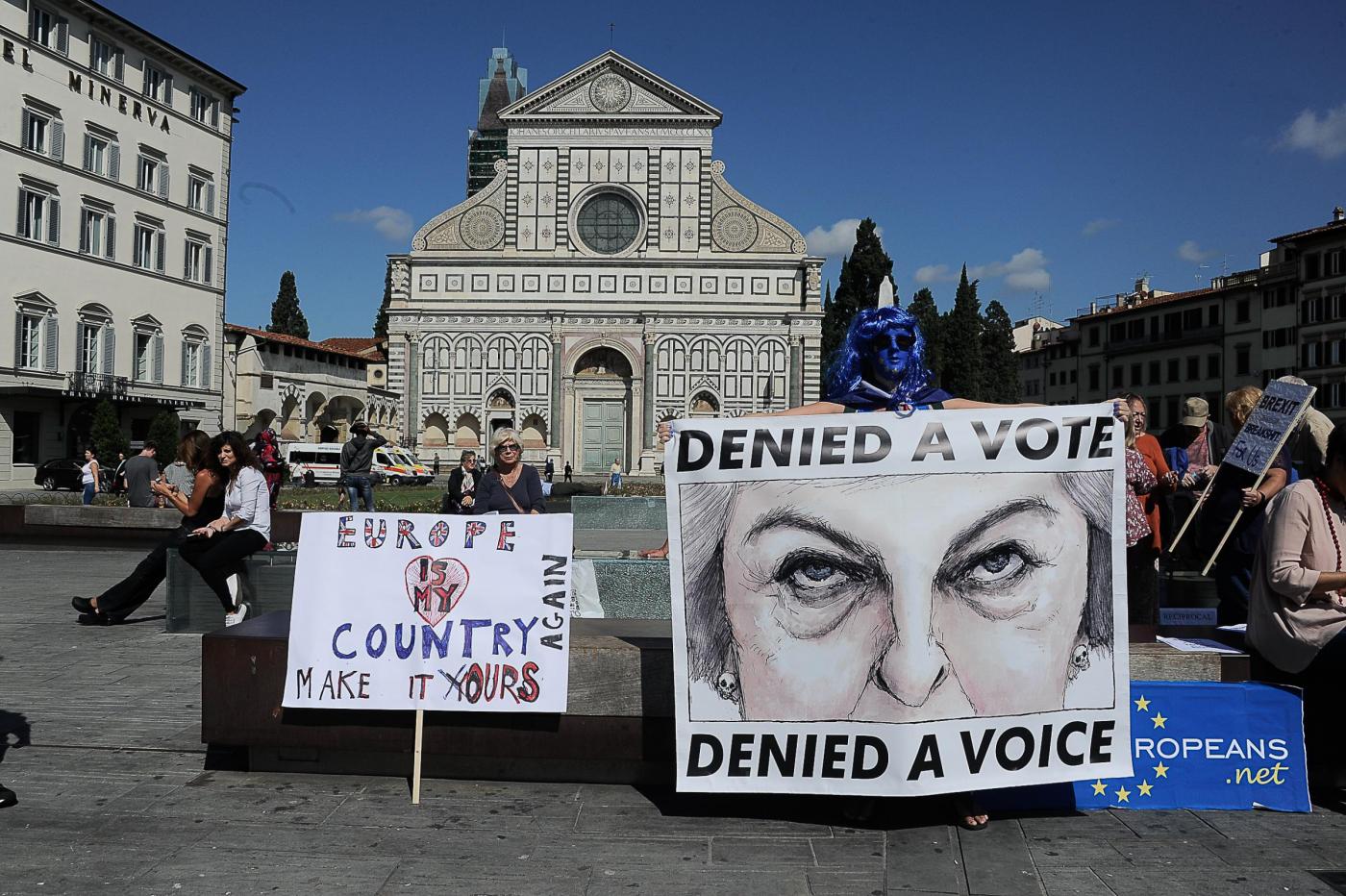 Brexit: Theresa May si arrende al ricatto dei Brexiteers, pronta alle dimissioni