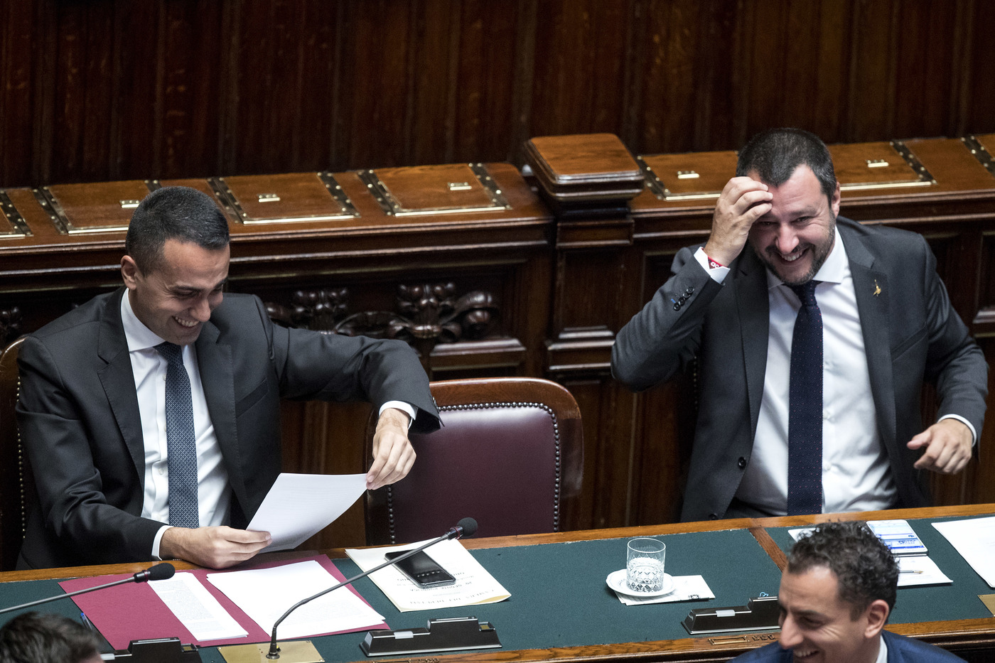 Reddito cittadinanza: maxi taglio per chi ha una casa, somme da spendere in negozi italiani. Ma M5S pensa anche a ritorno urne