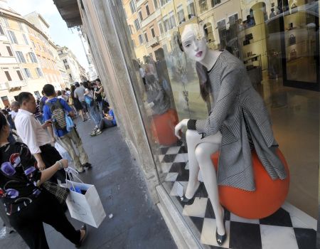 Negozi, stop aperture domenicali: ddl rinviato. Consumatori: “Governo si documenti”