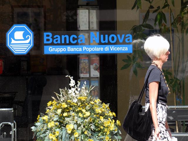 Conti correnti: assegni e bonifici più cari per le banche on line, salasso soprattutto per le famiglie