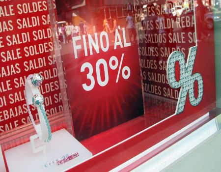 Saldi invernali: sconti in leggero calo. Gli accessori i meno convenienti, i vestiti i più ribassati