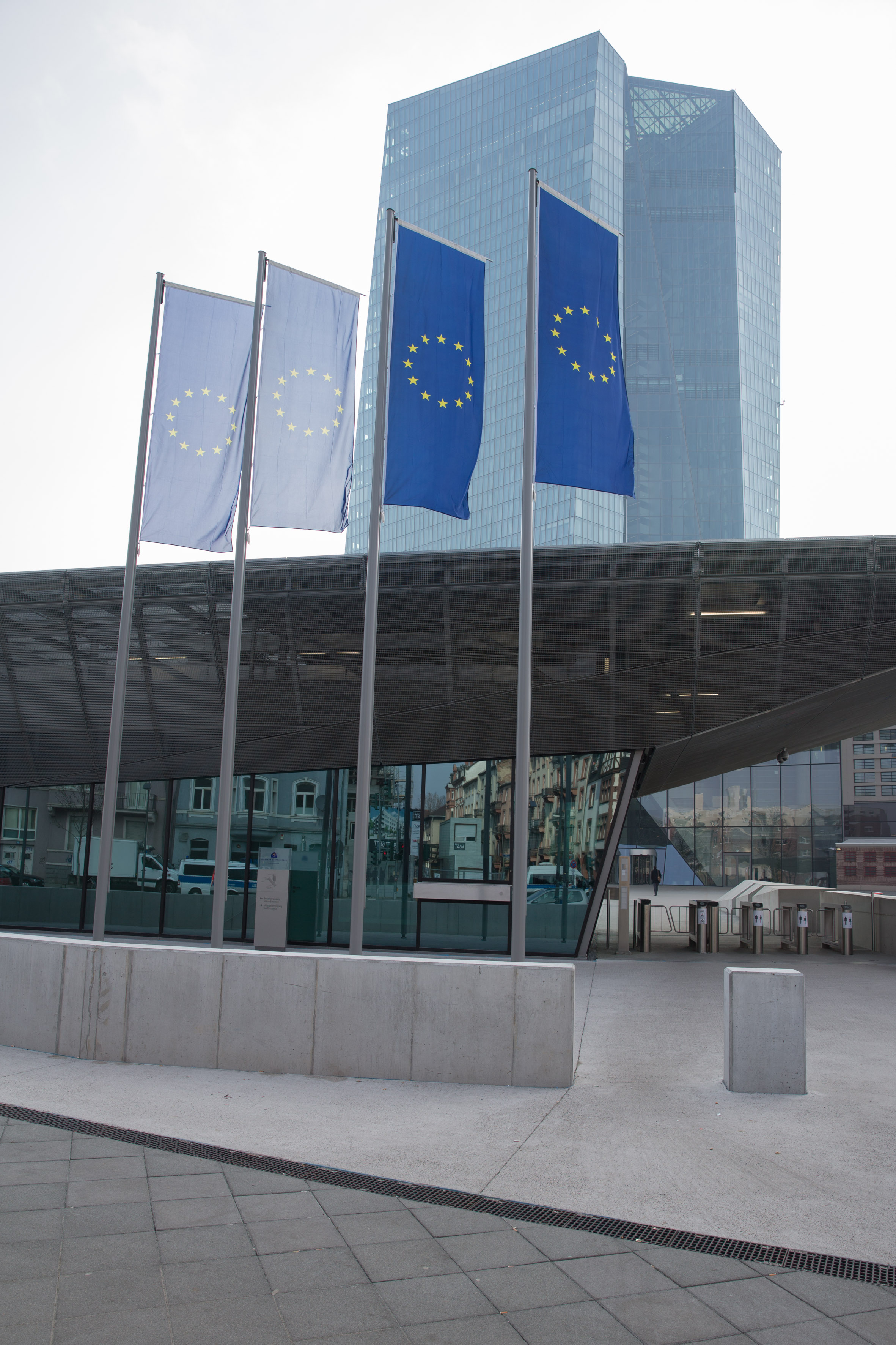 Bce annuncia stop QE a fine 2018, ma dipenderà da trend inflazione. Tassi fermi fino a estate 2019