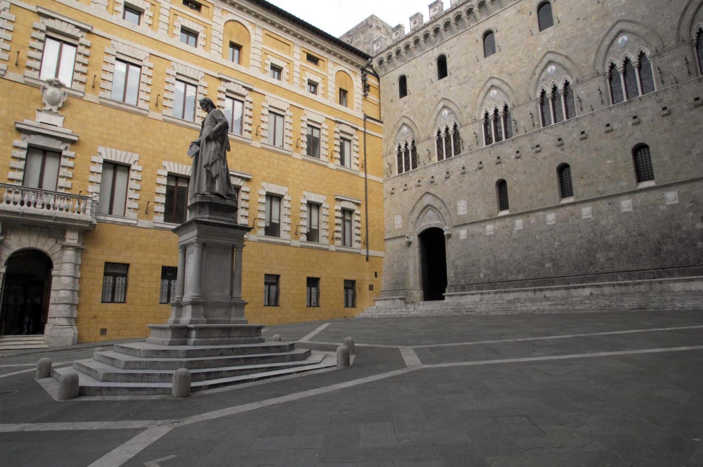 Mps chiude 2017 con maxi-perdita da 3,5 miliardi. Padoan ottimista, ma piano procede a rilento