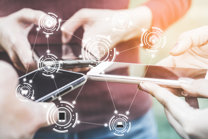 L’Italia abbraccia sempre più i pagamenti digitali, ma l’uso dei contanti resiste