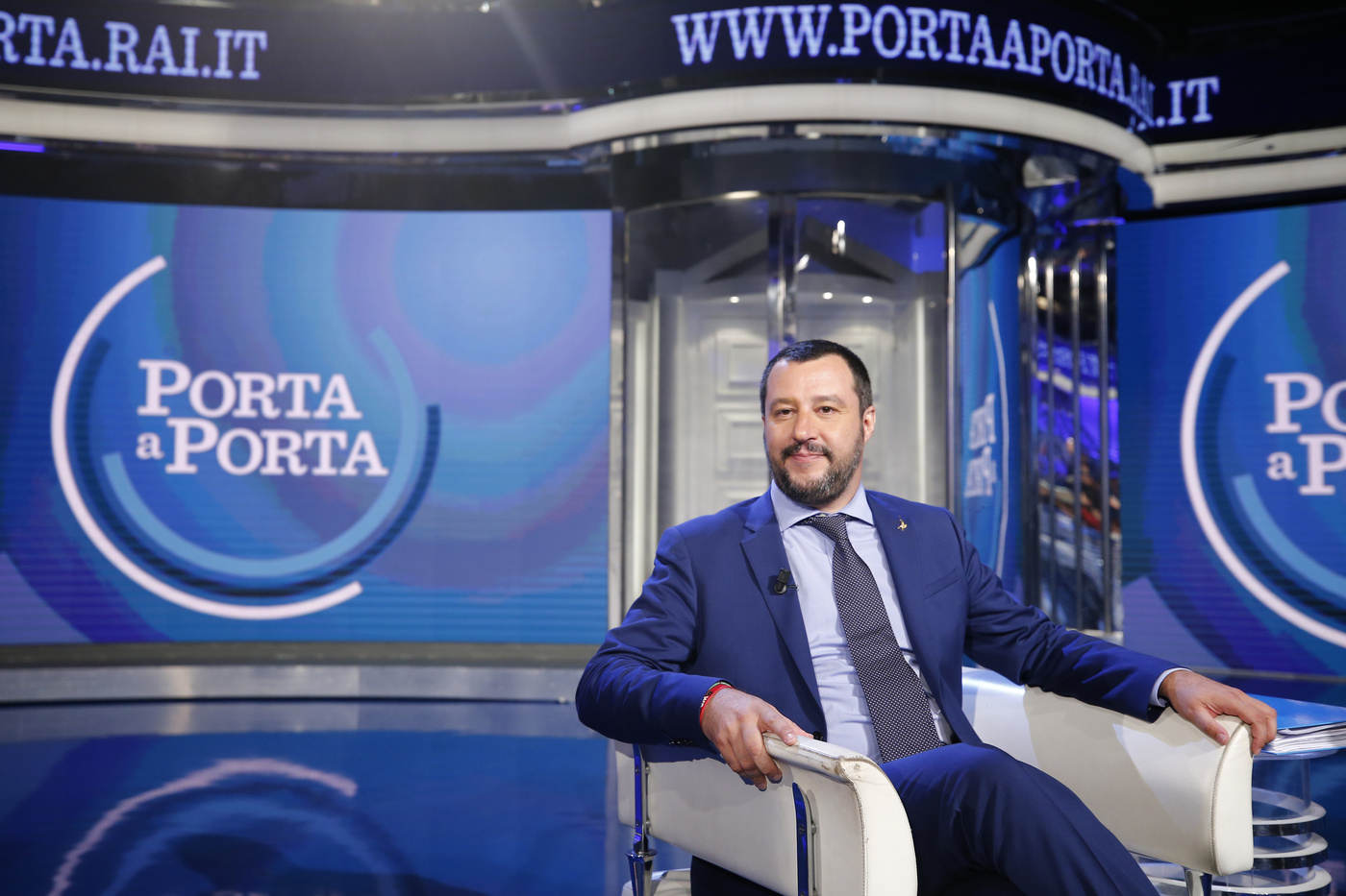 Migranti: governo Merkel sempre più in bilico, Salvini minaccia Schengen e ricatta su contributi Ue