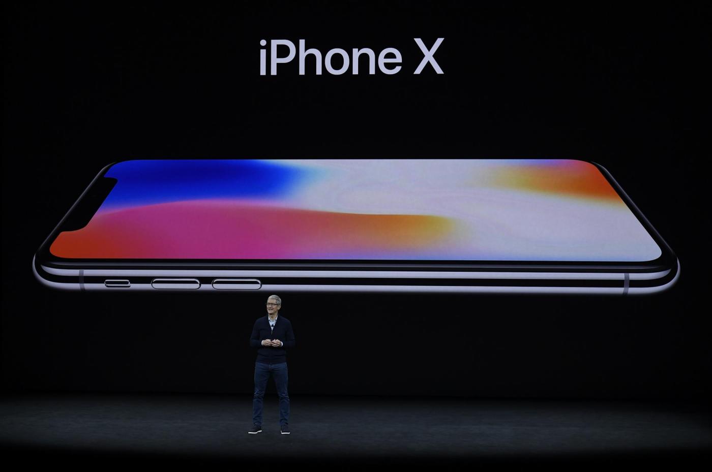 iPhone X domina vendite globali, ma i conti non tornano e Apple taglierà prezzi per nuovi modelli 2018