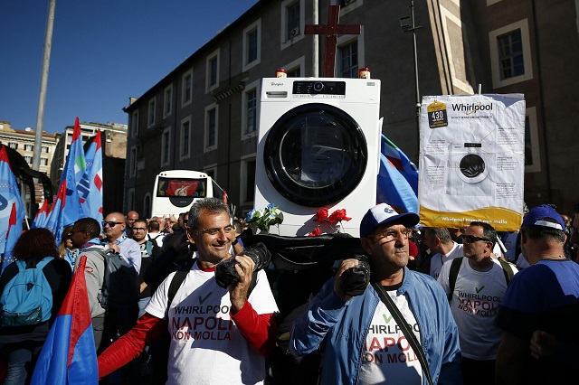 Whirlpool categorica: addio a Napoli il 31 ottobre. Governo alla caccia di un compratore