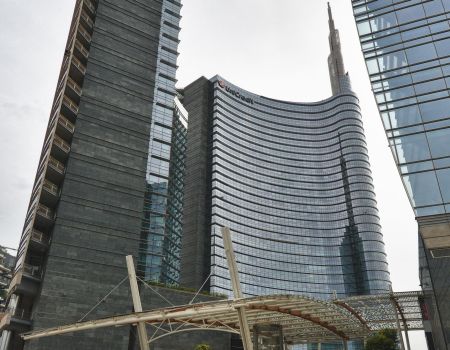 Doppio colpo da KO per le banche del Ftse Mib: -5% per Unicredit e Intesa