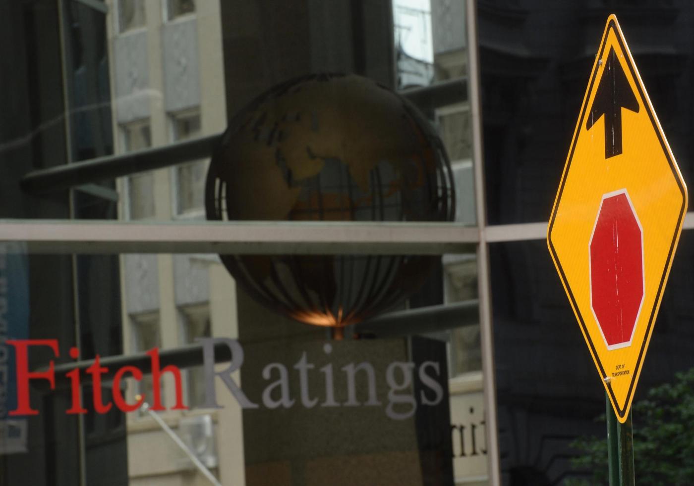 Guerra commerciale: Fitch raddoppia posta FT. A rischio $2 trilioni, con shock 40% prezzi importazioni Usa