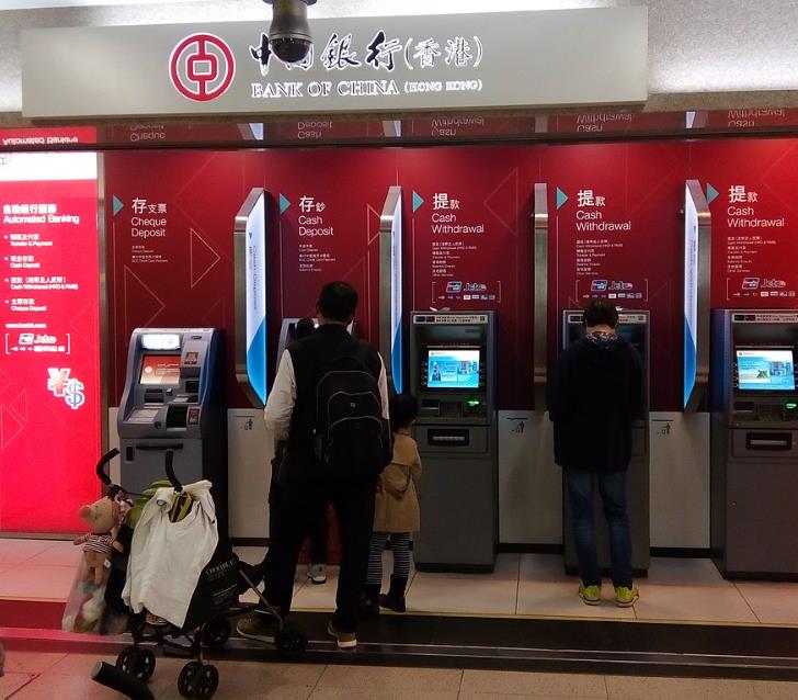 Corsa ai bancomat di Hong Kong, prelievi effettuati con fino a 50 carte di credito a persona