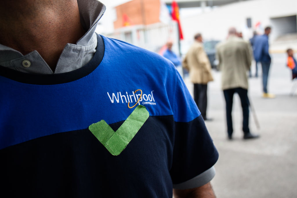 Whirlpool: la salvezza della fabbrica in mano agli operai. La soluzione allo studio del governo